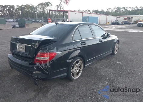 2013 Mercedes-Benz C 300 Luxury 4Matic/Sport 4Matic z USA, uszkodzony, nr VIN WDDGF8AB7DR249298